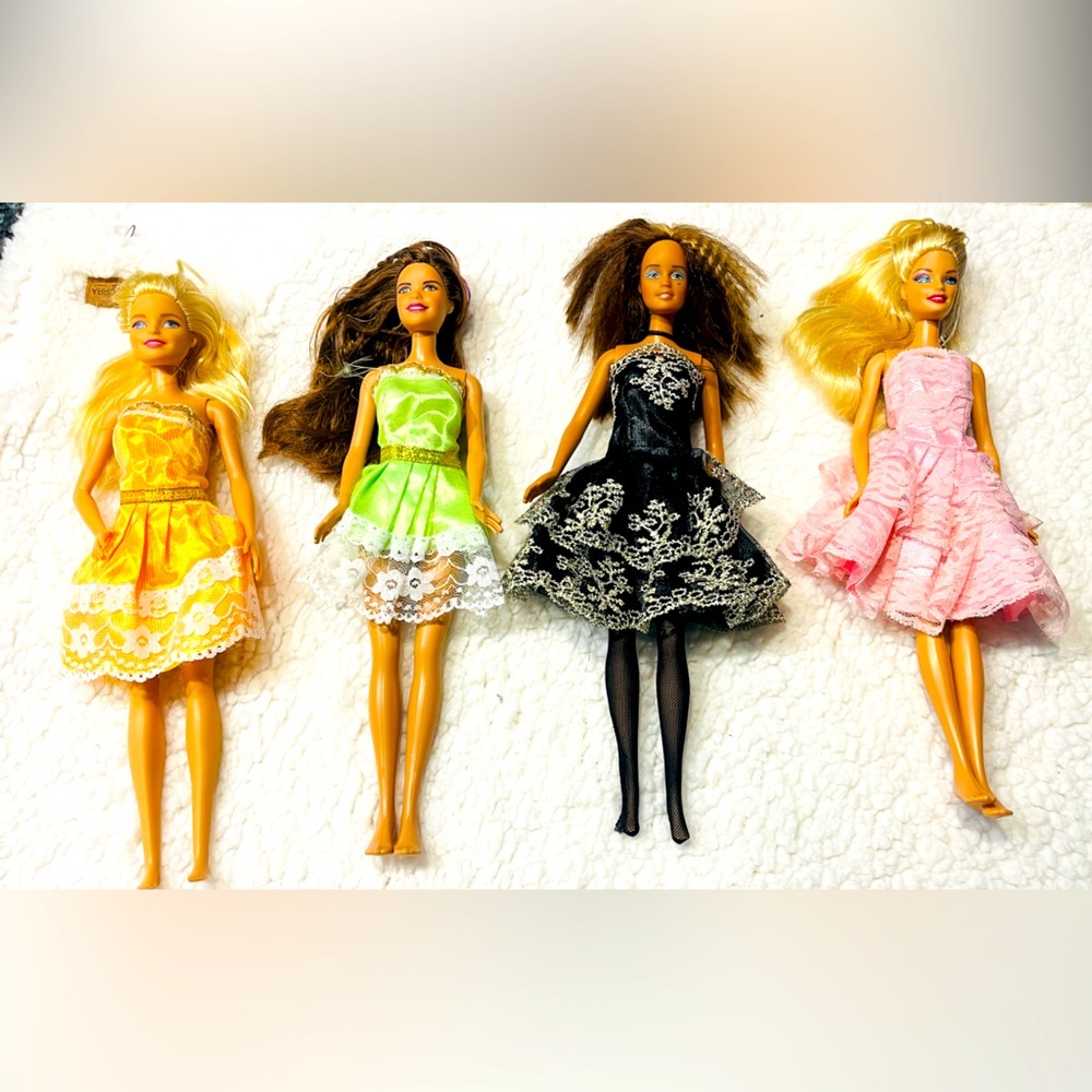 Four Barbies fashionista Mattel 3(1999)1(2015)